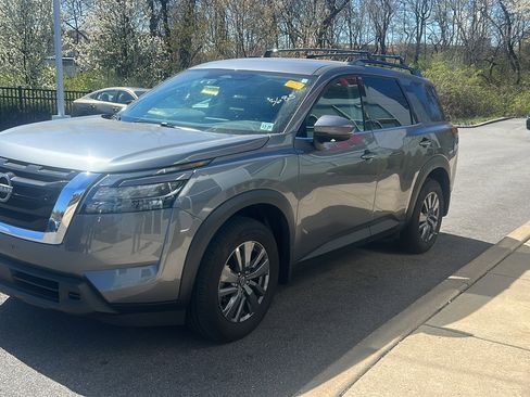 Certified 2024 Nissan Pathfinder SV image 1