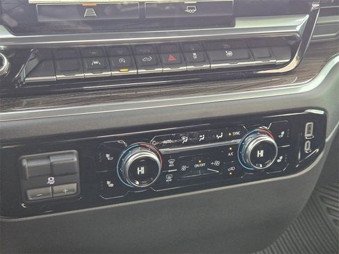 Used 2025 GMC Sierra 1500 Elevation image 13