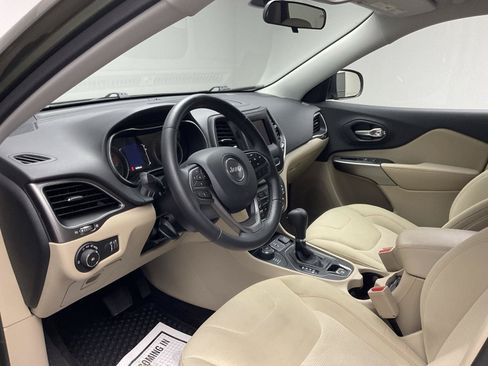 Used 2019 Jeep Cherokee Latitude w/ Cold Weather Group AWD/4WD image 11