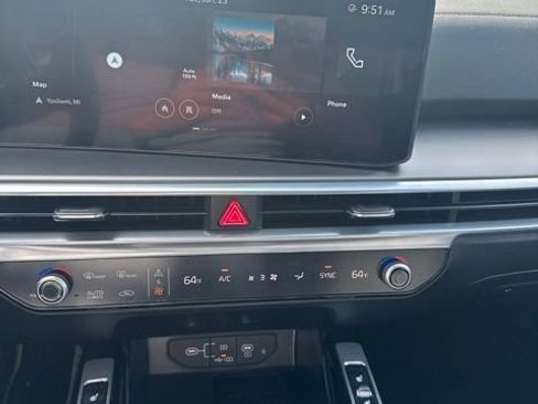 Certified 2025 Kia Sorento SX FWD image 15
