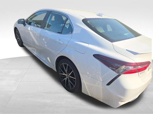 Used 2024 Toyota Camry SE image 4