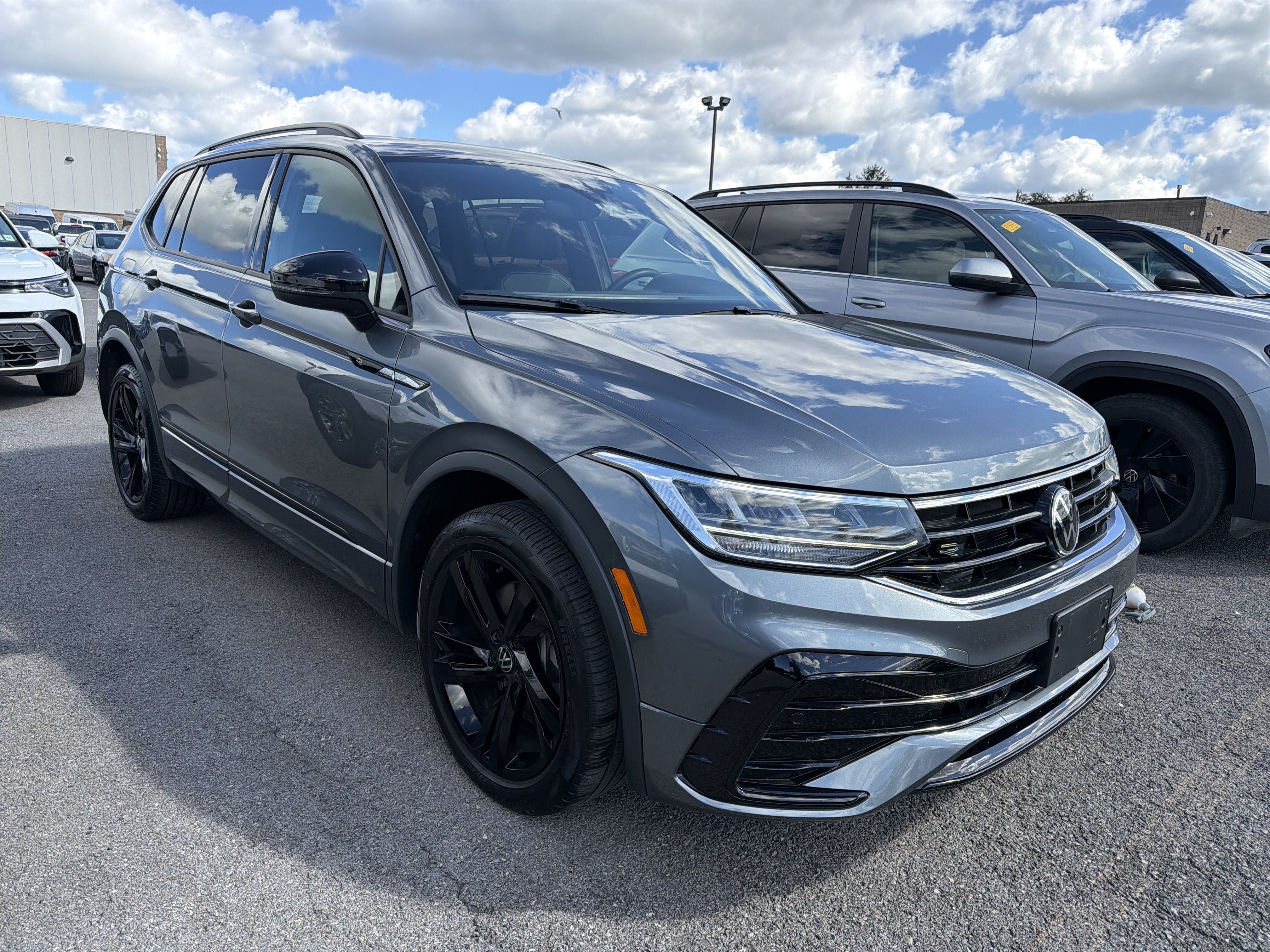 Used 2024 Volkswagen Tiguan SE R-Line AWD/4WD image 2
