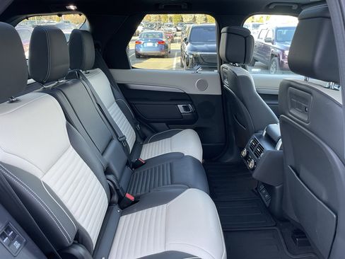 Used 2024 Land Rover Discovery Dynamic SE image 31