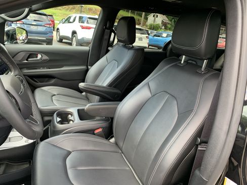 Used 2025 Chrysler Pacifica Select FWD image 12