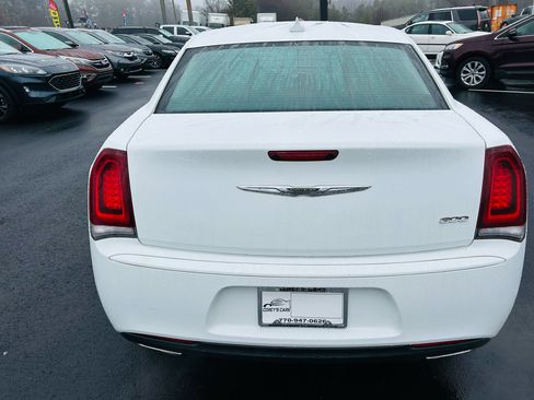 Used 2018 Chrysler 300 Touring w/ Sport Appearance Package image 4