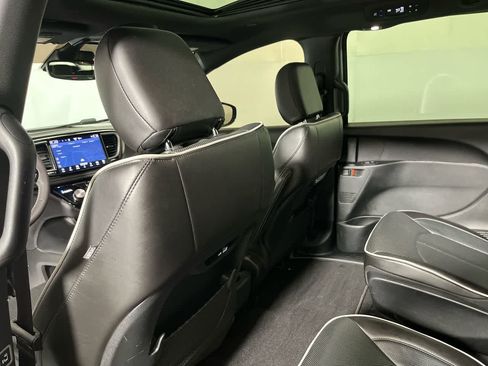 Used 2024 Chrysler Pacifica Premium FWD image 26
