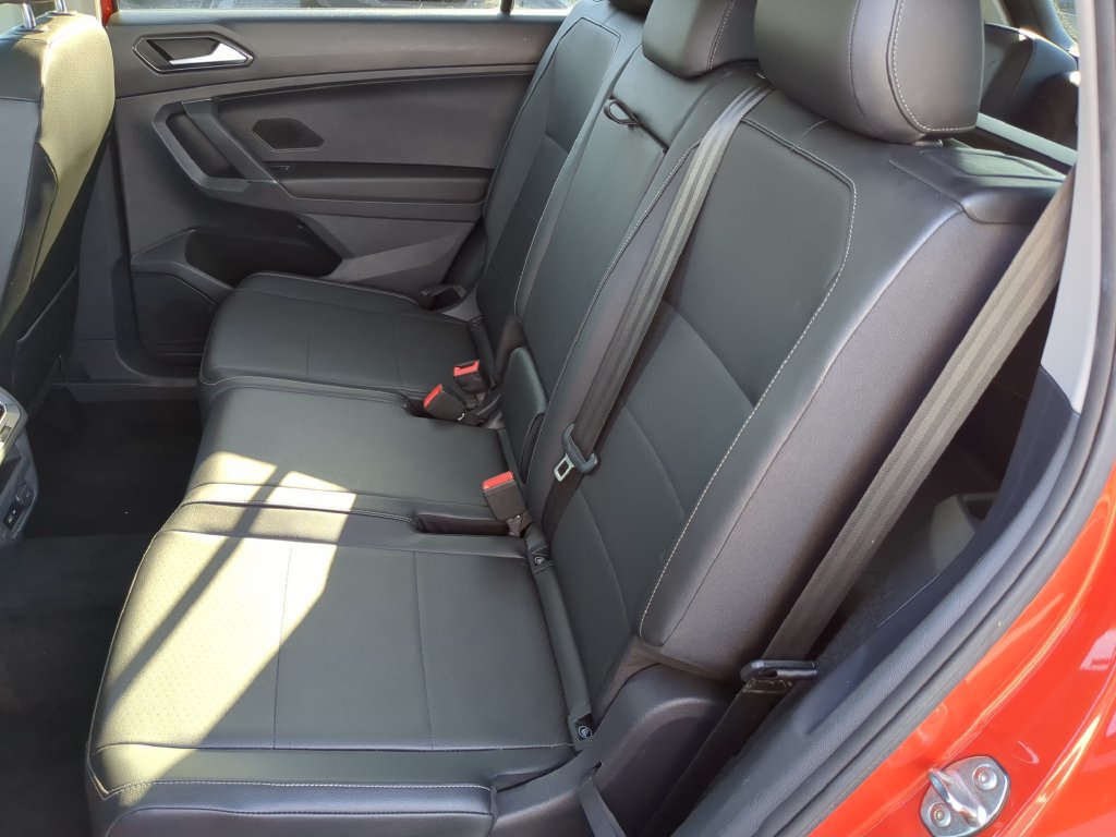 Used 2018 Volkswagen Tiguan SE w/ Panoramic Sunroof Package FWD image 18