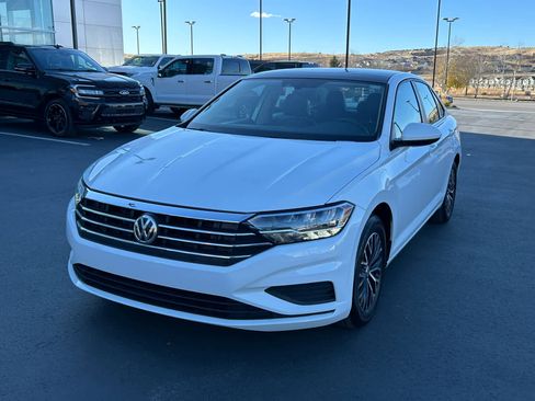 Used 2021 Volkswagen Jetta SE image 2