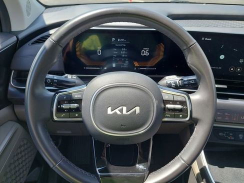 Used 2025 Kia Carnival FWD image 29