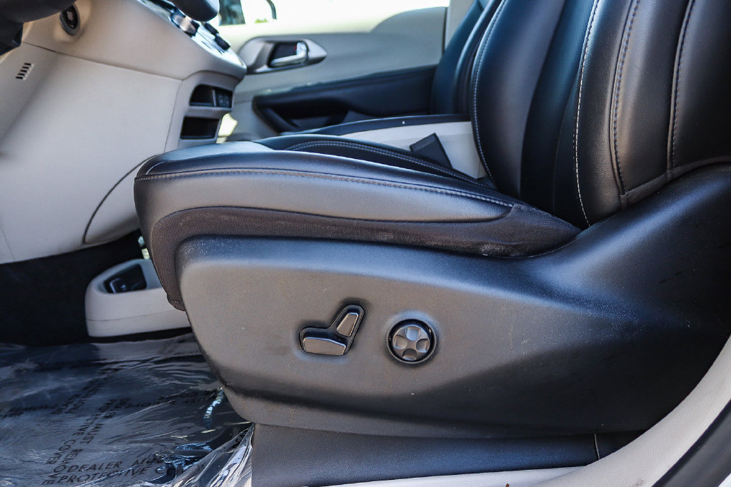 Used 2024 Chrysler Pacifica Touring-L FWD image 23