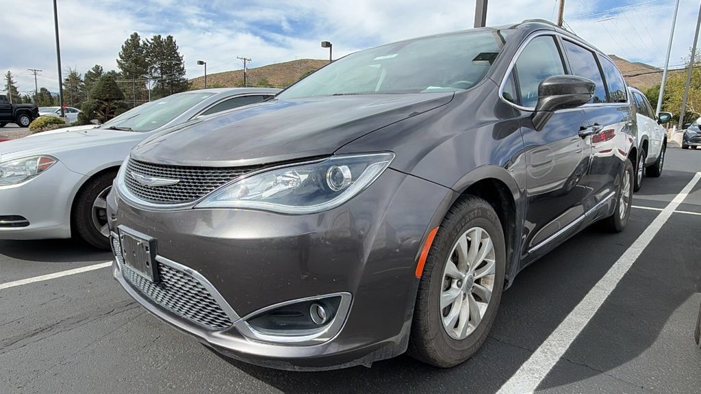 Used 2017 Chrysler Pacifica Touring-L FWD image 4