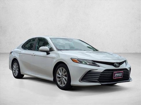 Used 2022 Toyota Camry LE FWD image 3