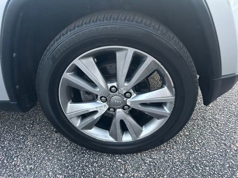 Used 2013 Jeep Grand Cherokee Laredo image 2