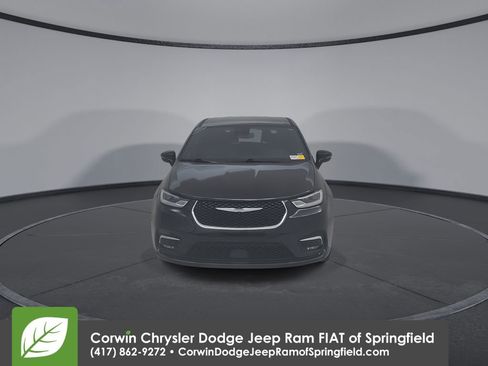 Used 2025 Chrysler Pacifica Select FWD image 5