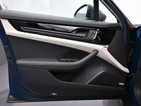 Certified 2025 Porsche Panamera image 13