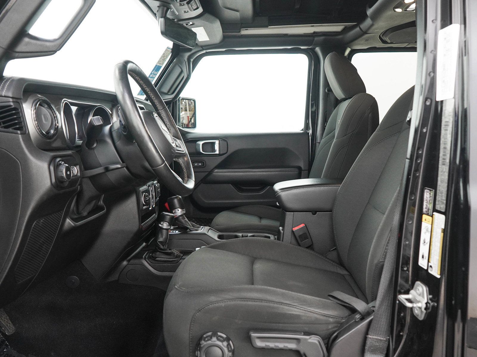 Used 2019 Jeep Wrangler Unlimited Sahara w/ Uconnect 4C Nav & Sound Group AWD/4WD image 21