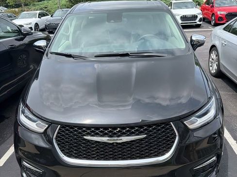 Used 2023 Chrysler Pacifica Limited FWD image 2