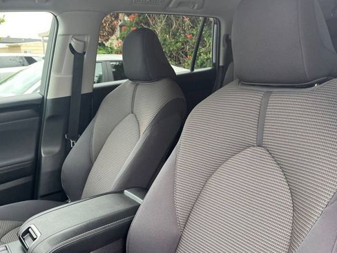 Used 2025 Toyota Highlander LE FWD image 35