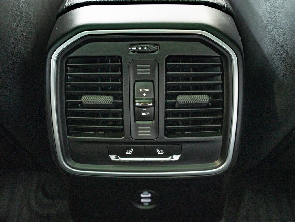 Certified 2026 Porsche Macan AWD/4WD image 38