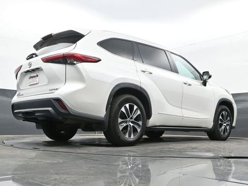 Used 2021 Toyota Highlander XLE image 11