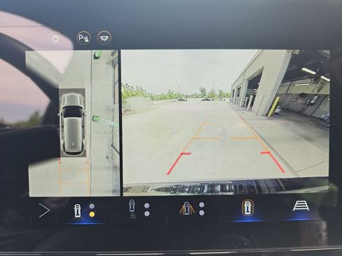 Used 2025 Chevrolet Equinox LT w/ Safety and Technology Package FWD image 23