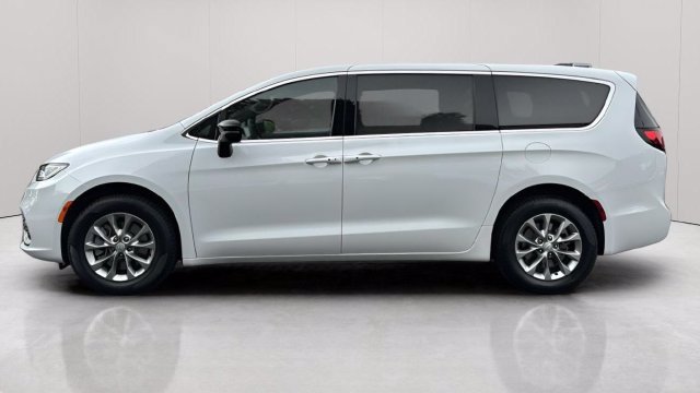New 2025 Chrysler Pacifica Select AWD/4WD image 11