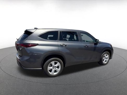 Used 2025 Toyota Highlander LE FWD image 14