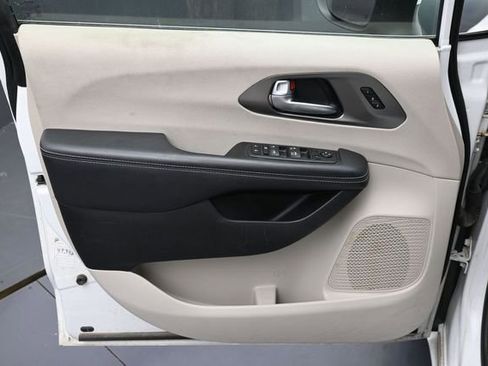 Used 2023 Chrysler Pacifica Touring-L FWD image 12