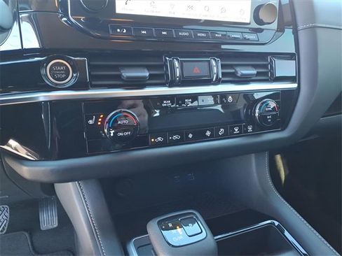 Used 2022 Nissan Pathfinder SL image 16