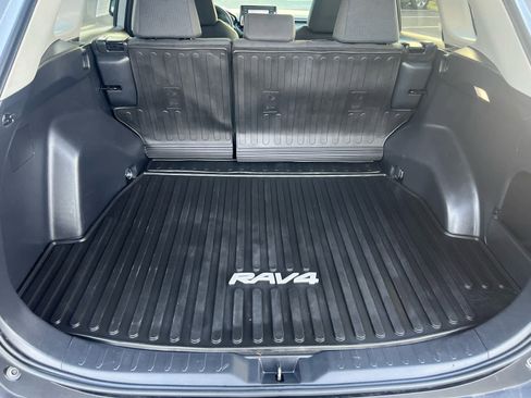 Used 2022 Toyota RAV4 LE image 10