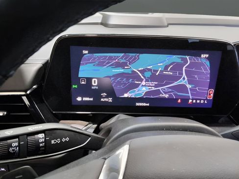 Used 2025 Chevrolet Suburban Z71 image 23