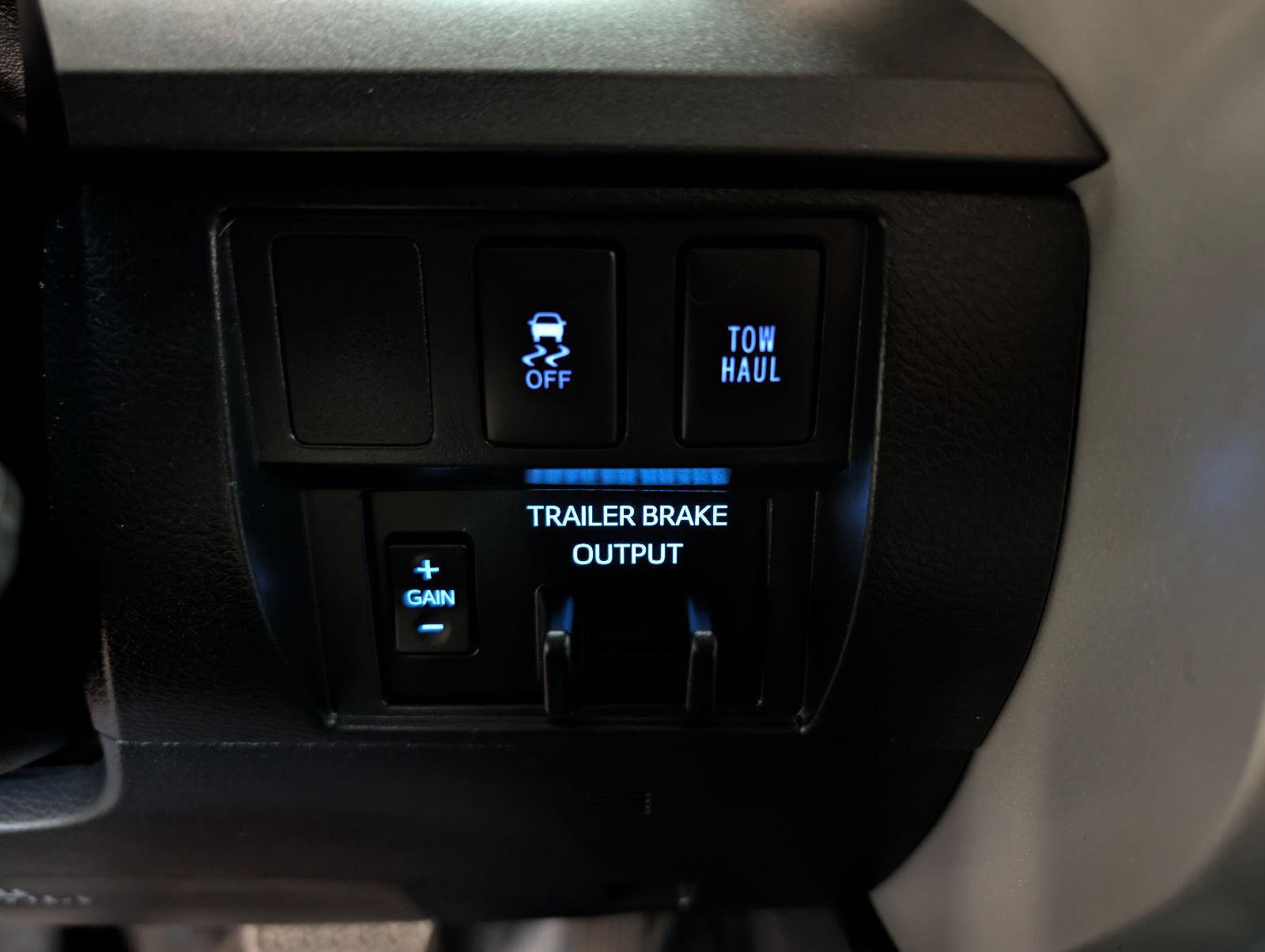 Used 2018 Toyota Tundra SR5 w/ SR5 Upgrade Package AWD/4WD image 4