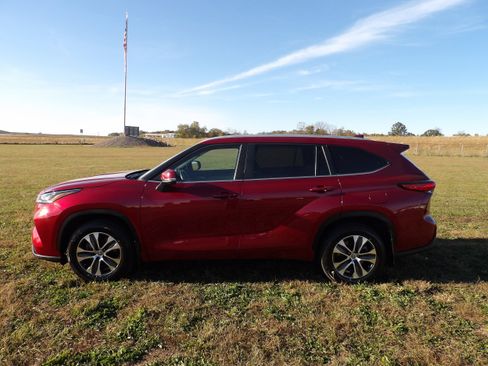 Used 2023 Toyota Highlander XLE image 2