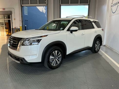 Used 2024 Nissan Pathfinder SL AWD/4WD image 2