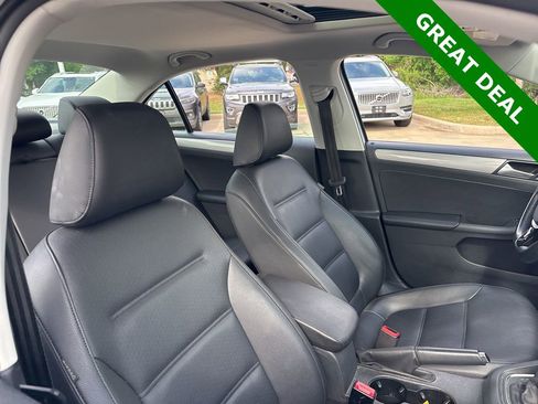 Used 2017 Volkswagen Jetta SE image 12