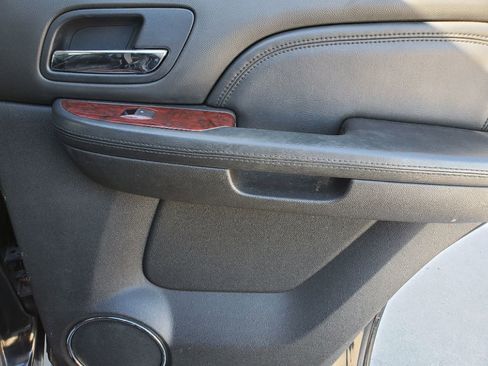 Used 2011 Cadillac Escalade 2WD image 29