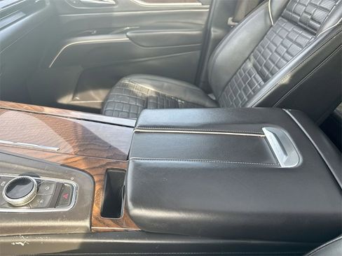 Used 2022 Cadillac Escalade ESV Premium Luxury Platinum image 24