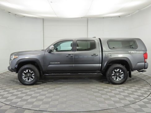 Used 2017 Toyota Tacoma TRD Off-Road w/ Premium & Technology Package image 8