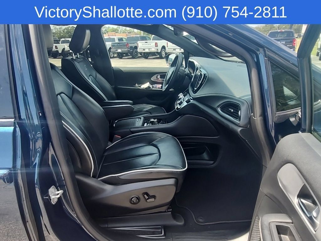 Used 2025 Chrysler Pacifica Limited FWD image 37