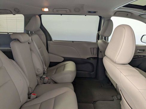 Used 2020 Toyota Sienna XLE w/ XLE Navigation Package FWD image 33
