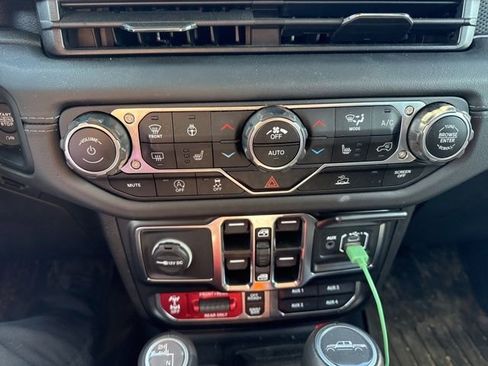 Used 2024 Jeep Gladiator Rubicon w/ Technology Group AWD/4WD image 30