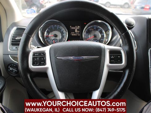 Used 2016 Chrysler Town & Country Touring-L image 21