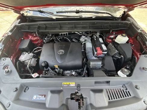 Used 2022 Toyota Highlander XLE FWD image 28