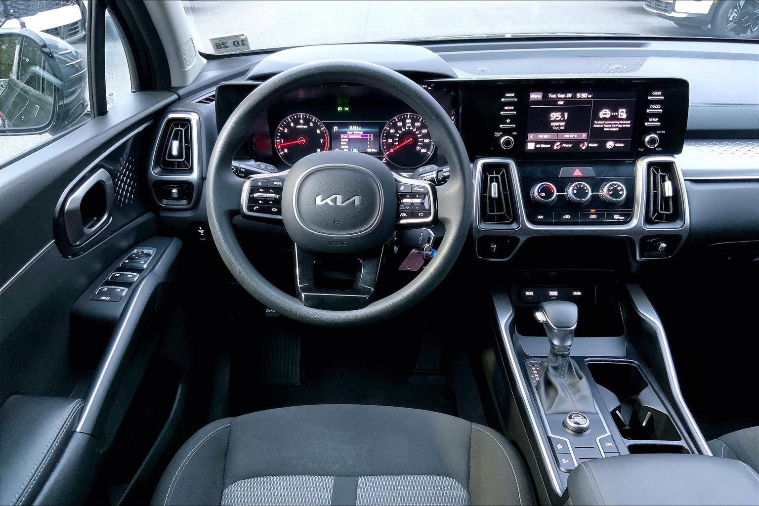 Used 2023 Kia Sorento LX FWD image 7
