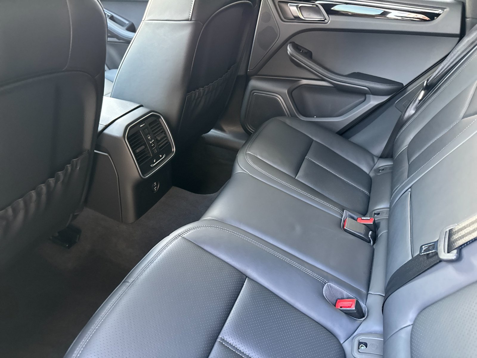 Certified 2026 Porsche Macan AWD/4WD image 14