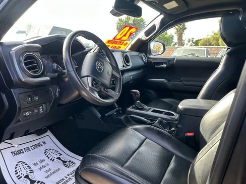 Used 2020 Toyota Tacoma TRD Sport image 11