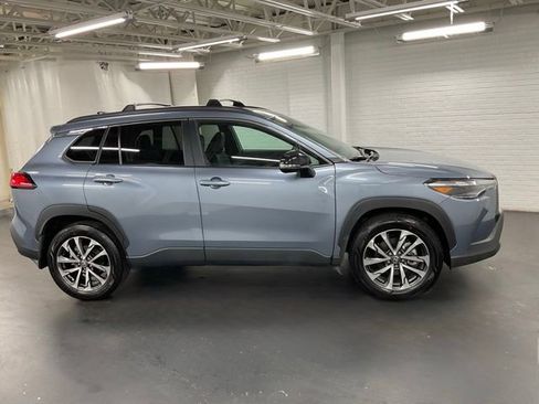 Used 2025 Toyota Corolla Cross XLE w/ Convenience Package image 6