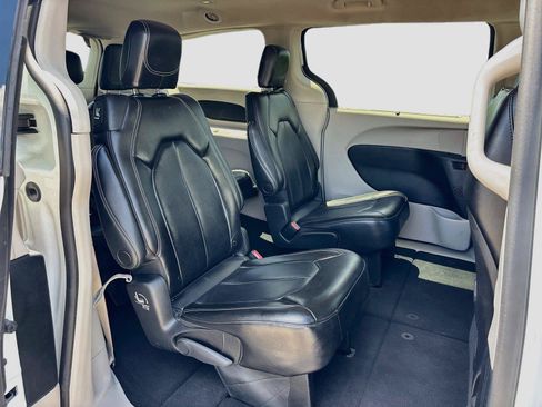 Used 2023 Chrysler Pacifica Touring-L FWD image 26