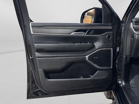 Used 2024 Jeep Wagoneer Series II w/ Flexible Seating Group image 15