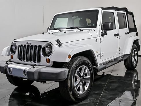 Used 2012 Jeep Wrangler Unlimited Sahara w/ Connectivity Group AWD/4WD image 5